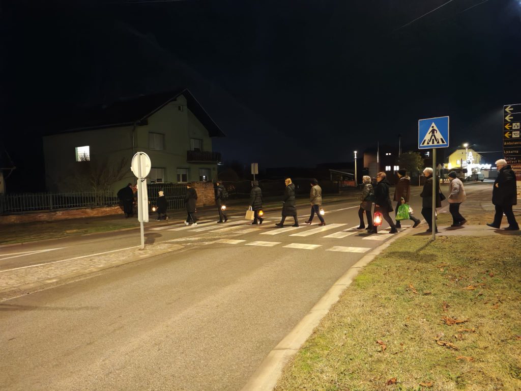 Hodajmo s fenjerima UDRUGA ZENA IZVOR